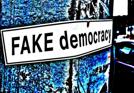 Demokracie - lék, nebo virus zabíjející lidstvo?