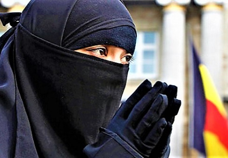 Muslimské ženy odmítají pracovat. Místo toho se i násilím dožadují sociálních dávek. To je ten přínos evropské ekonomice?