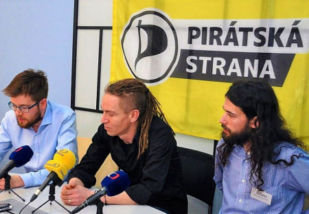 Piráti představují nový zákon zakazující další kumulování funkcí europoslanců