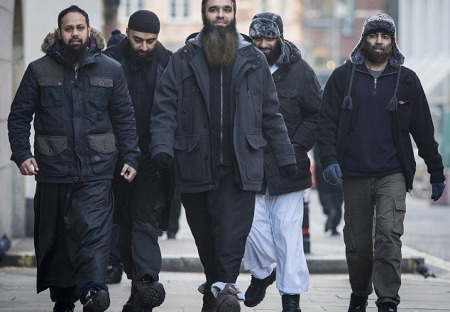 Európe hrozí nová vlna džihádistov. Podľa generálneho tajomníka Interpolu sa snaží vyvolať ďalší teror