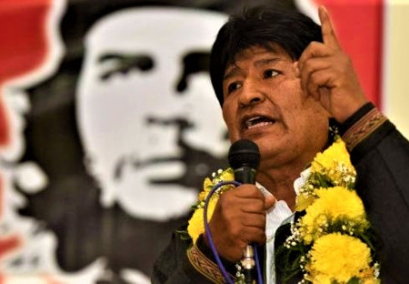 Evo Morales je v Argentině a žádá o status „uprchlíka“.
