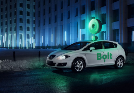 Taxi-služba Bolt, jejíž řidič vyhodil z auta slepou ženu a psa, dostala od Evropské unie miliardu korun.