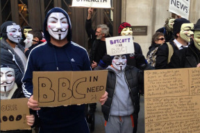tisice-lidi-protestovaly-v-americe-a-britanii-proti-mainstreamovym-mediim