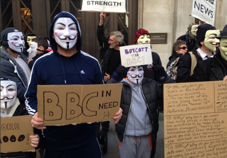 Tisíce lidí protestovaly v Americe a Británii proti mainstreamovým médiím