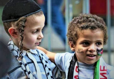 Izraelská vláda chce dávat dětem čipy kvůli „bezpečnosti”