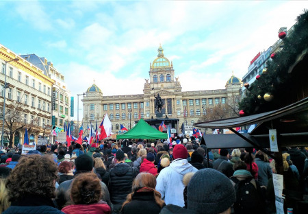 Demonstrace proti covid apartheidnímu fašizmu a proti násilnému kočkování ze dne 12.12.2021 na Václaváku, Praha
