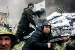 sokujici-video-demonstranti-na-ukrajine-urizli-policistovi-hlavu