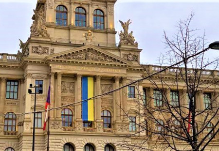 Na Národním muzeu prý nevisí vlajka Ukrajiny, ale jen banner!!!!