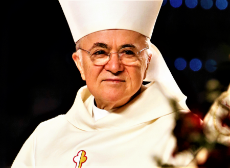Arcibiskup Vigano varuje, že pápež František spolupracuje s WEF na zničení křesťanstva