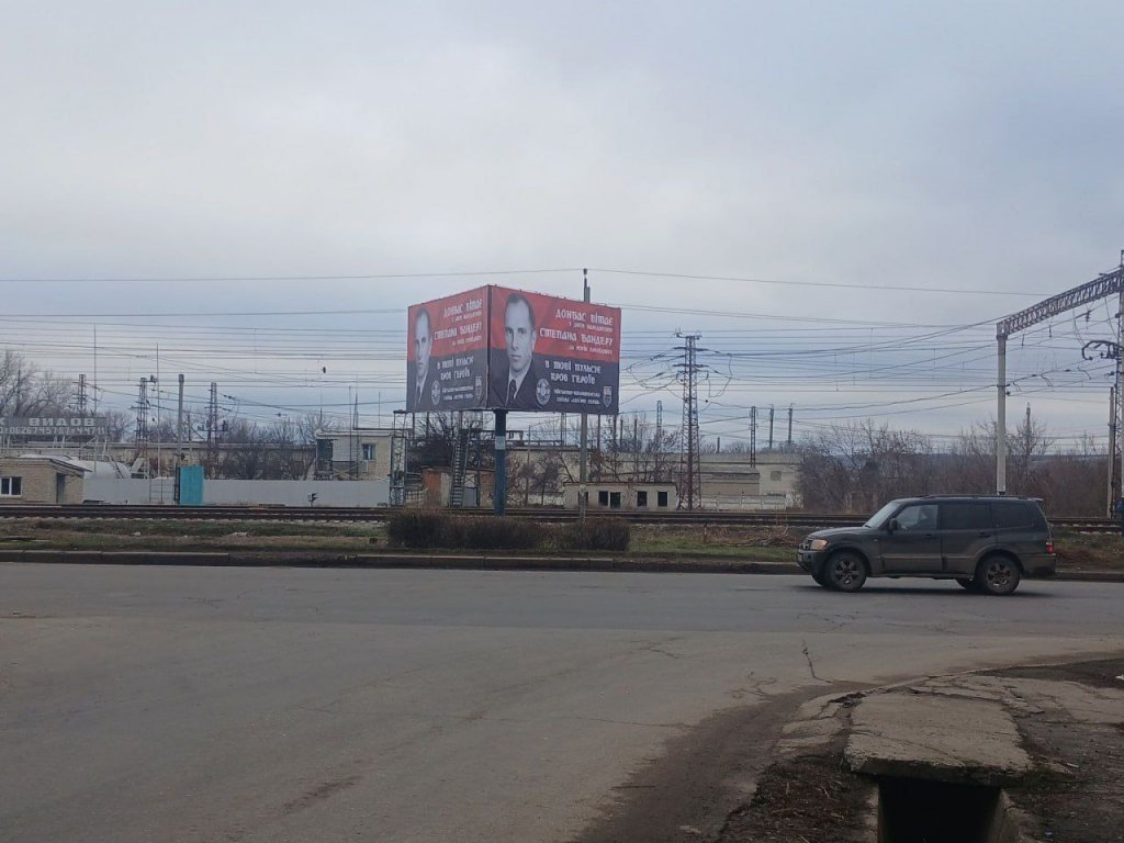 kyjevske-urady-rozmistuji-billboardy-v-casti-dlr-kterou-ovladaji